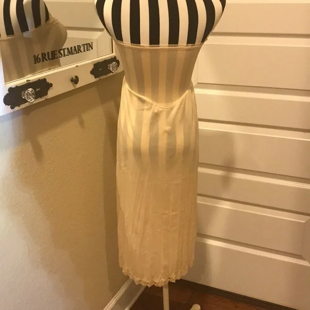 ‎Vintage strapless slip with lace detail